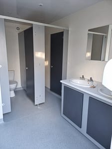 An image of inside toilet cubical